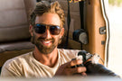 amber_grey Photographer in a car wearing Ombraz leggero armless rope sunglasses