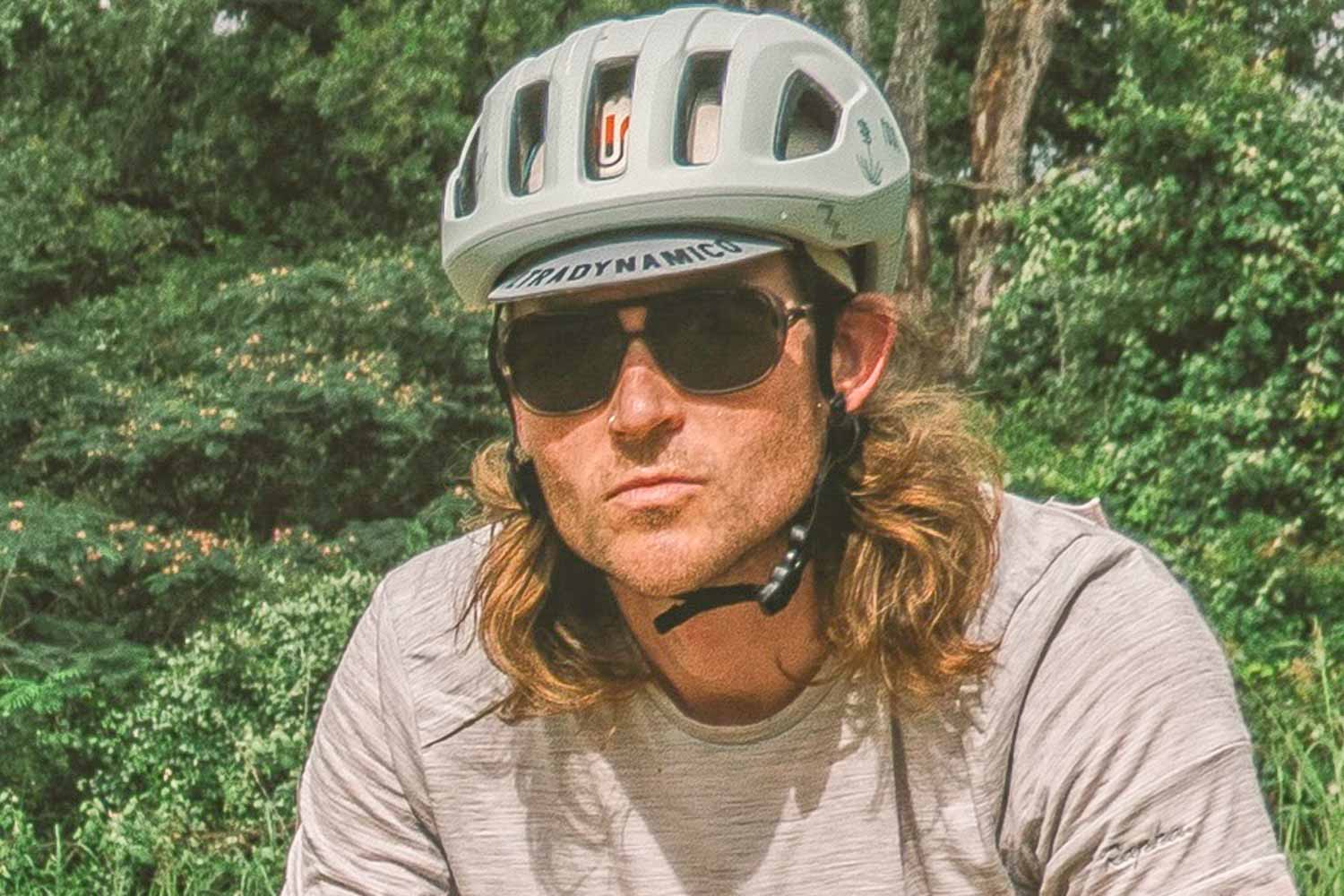 leggero_tortoise_grey Biking man wearing Ombraz armless sunglasses with strap under his helmet